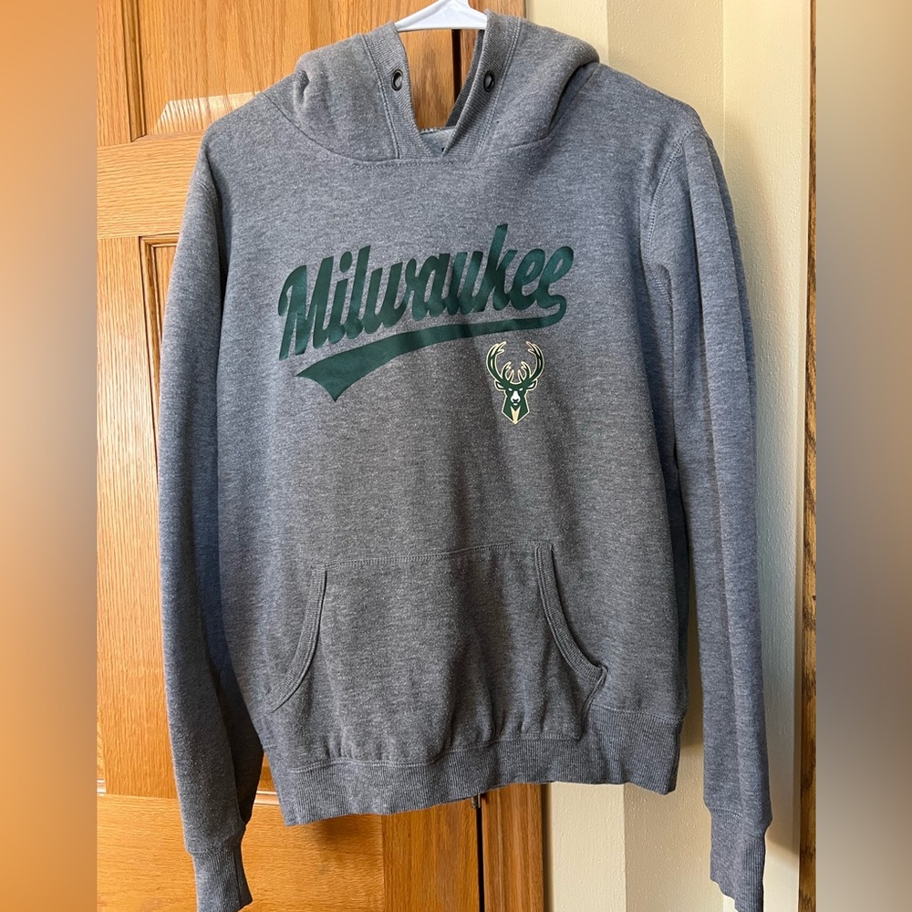 Milwaukee Bucks Grey Sweatshirt Women’s Size Small
